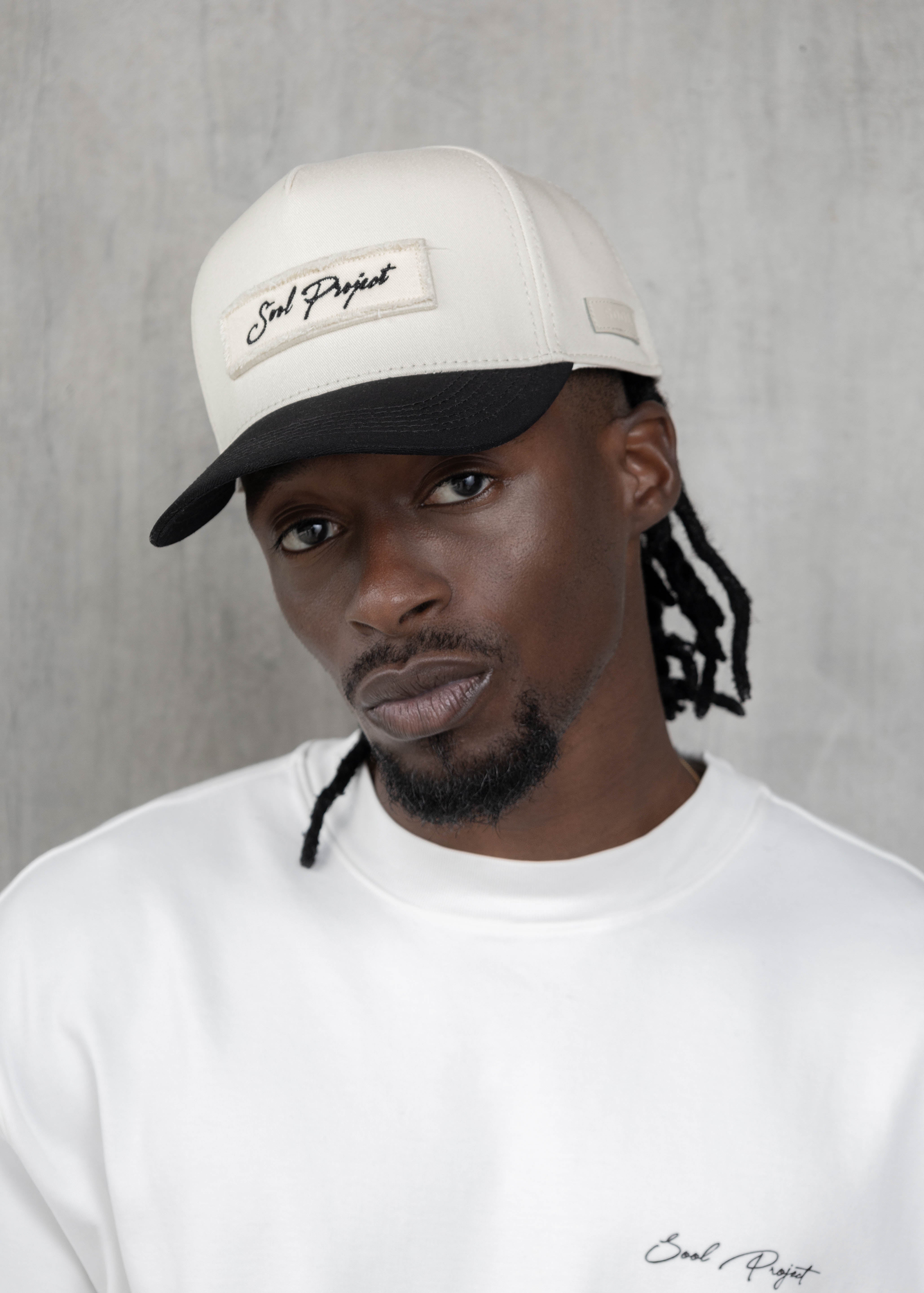 GORRA BEIGE Y NEGRO/PARCHE