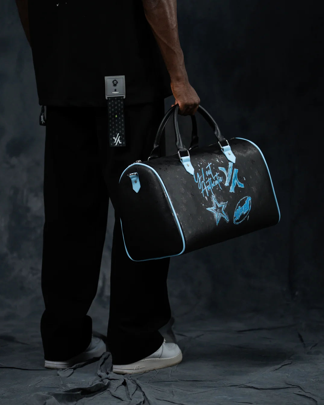 B023 - TRAVEL BAG