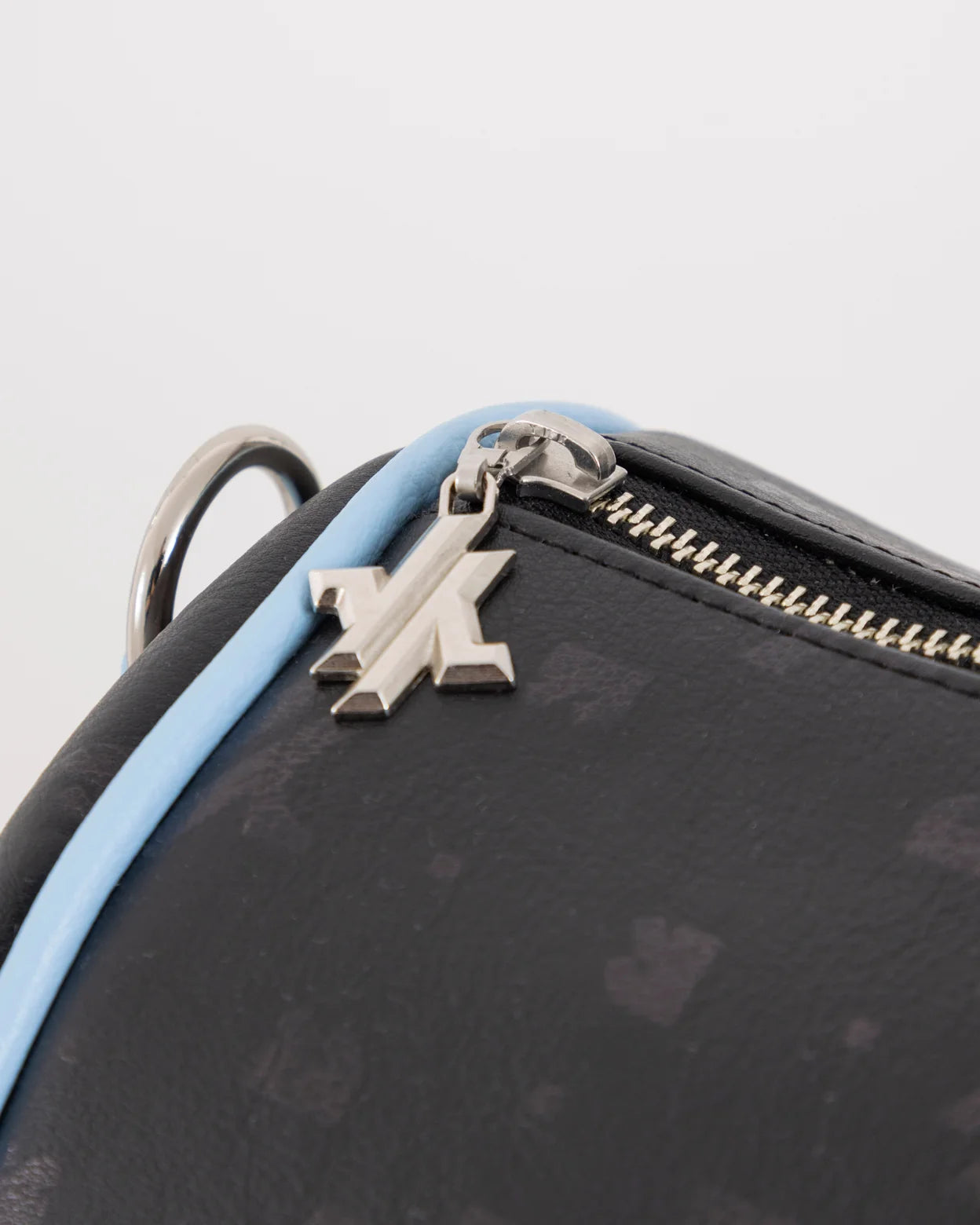 B023 - TRAVEL BAG