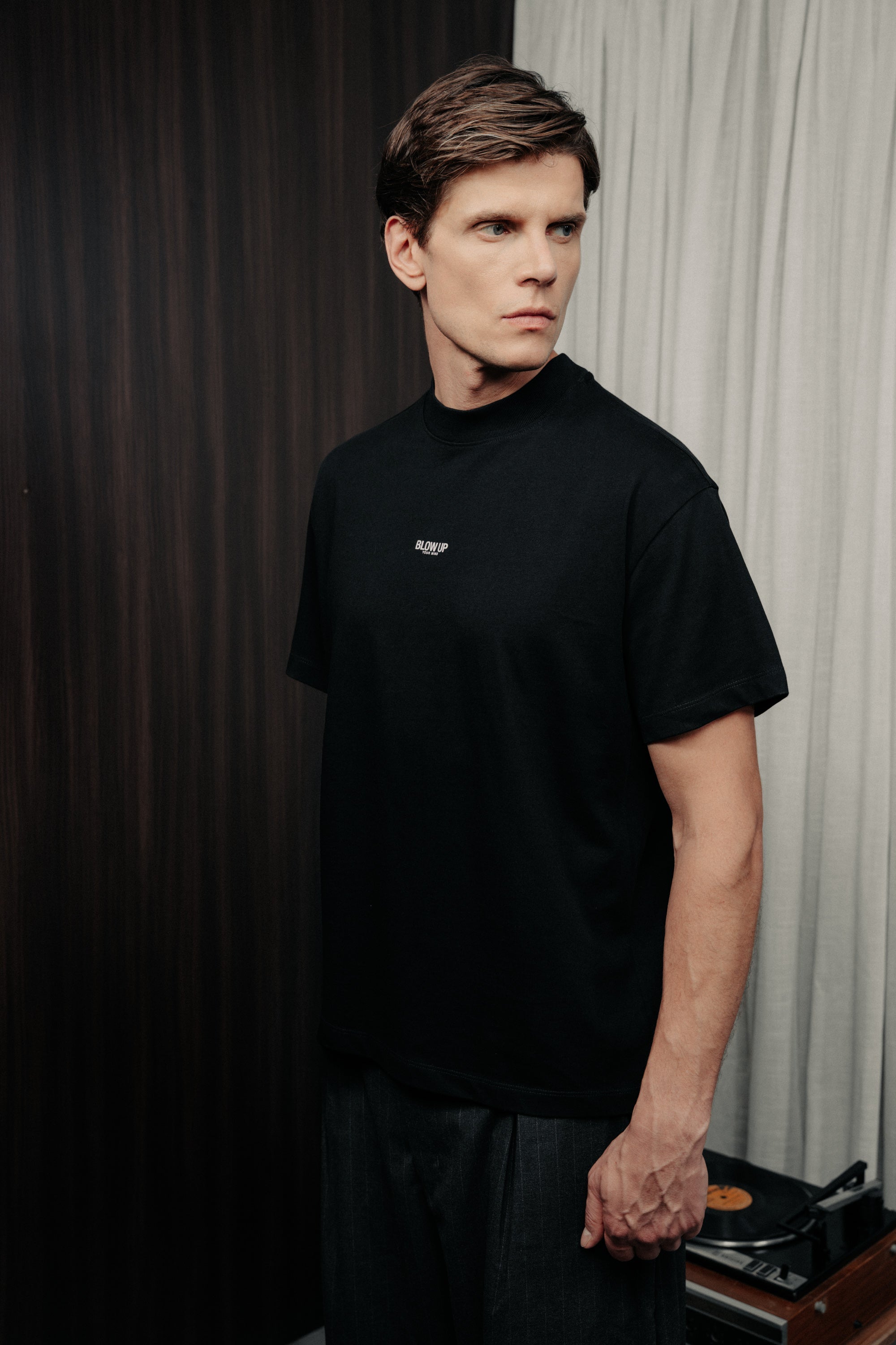 CLF7-1100 - BLACK CLASIC FIT T-SHIRT