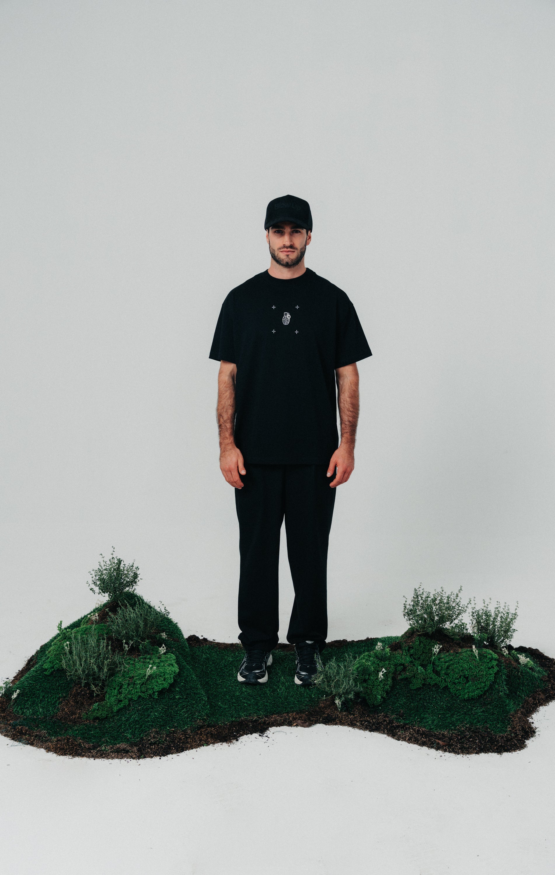 CLF6-1100 - BLACK CLASIC FIT T-SHIRT