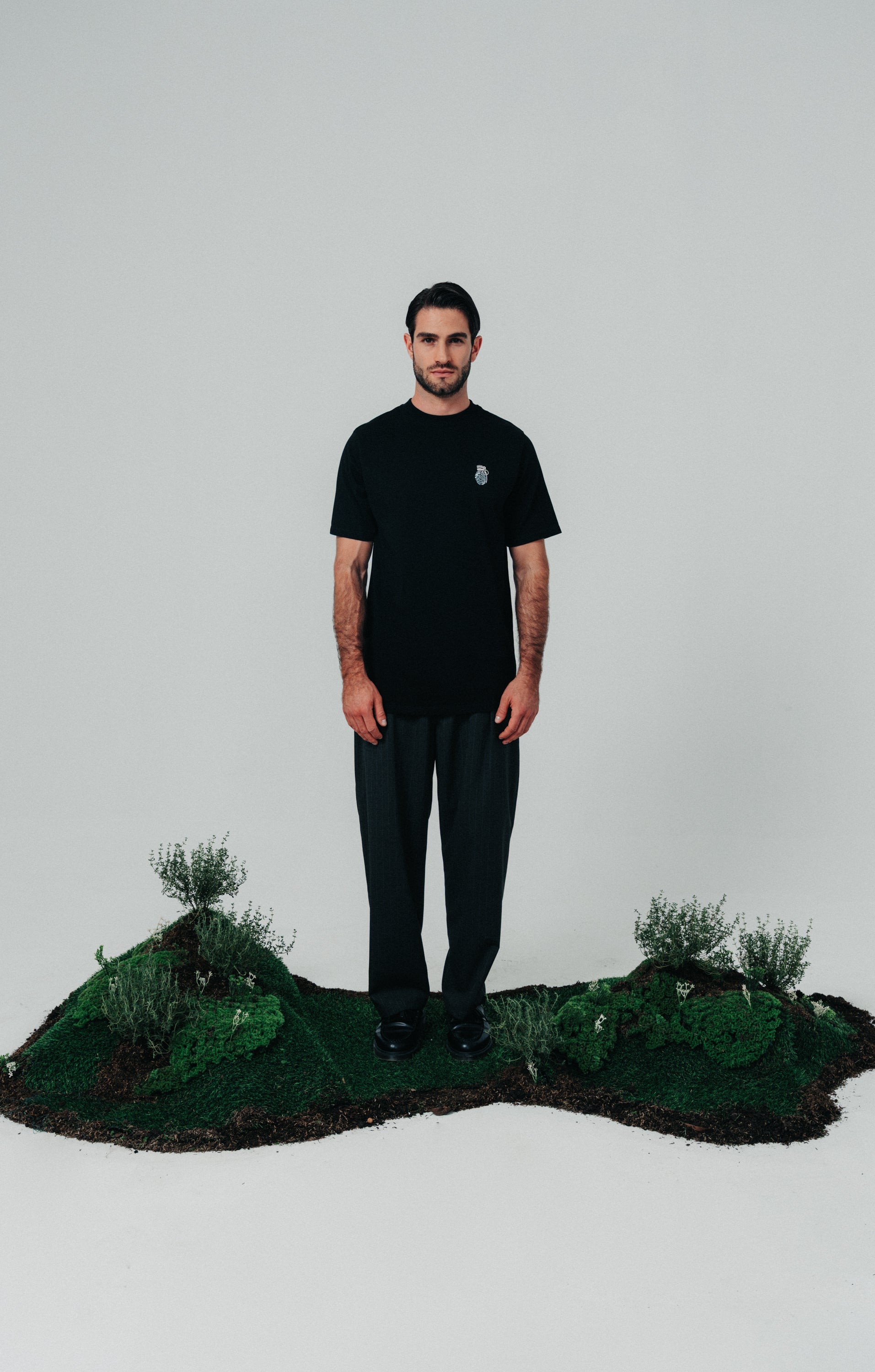 CLF11-1100 - BLACK CLASSIC FIT T-SHIRT