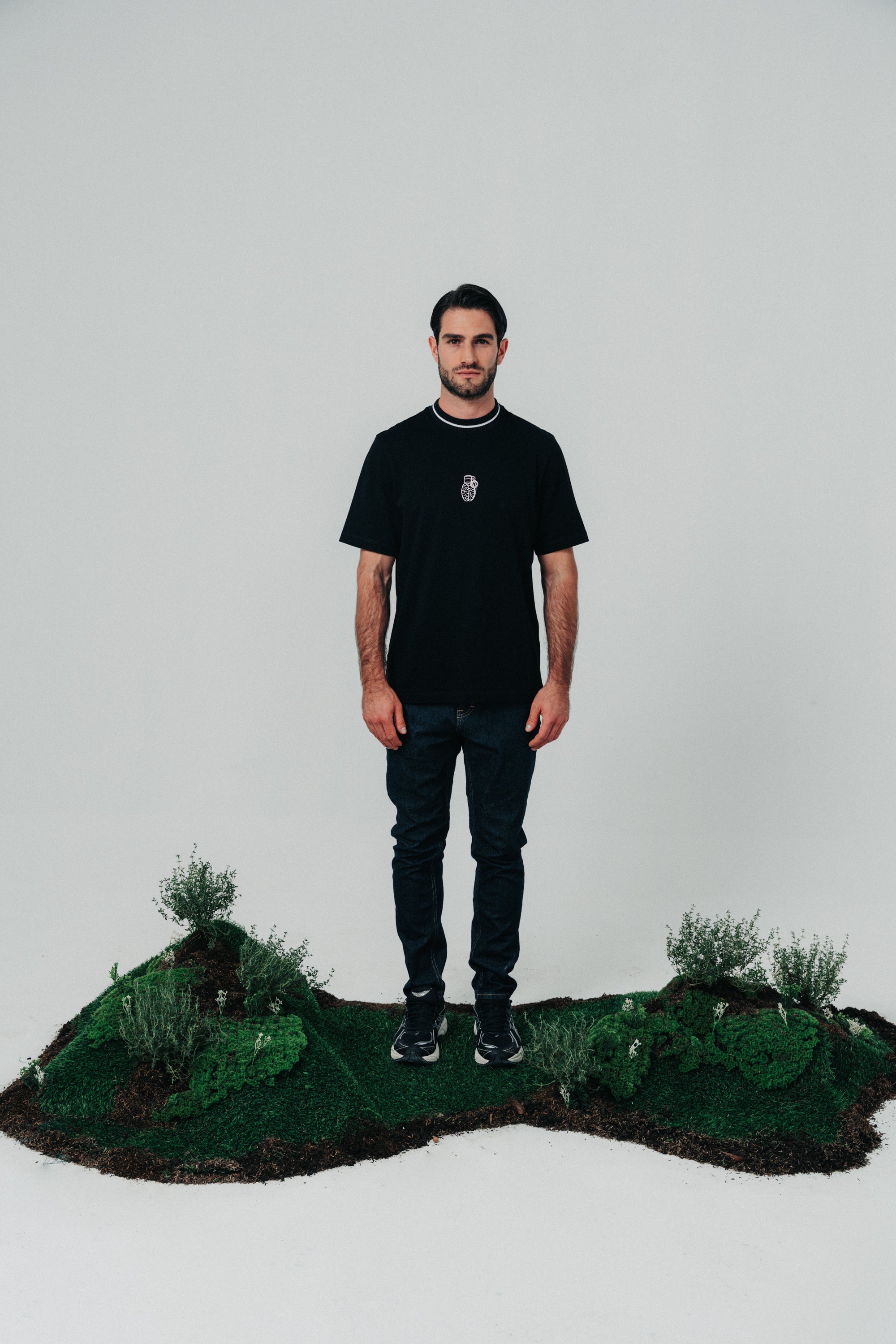 CLF12-1100 - BLACK CLASSIC FIT T-SHIRT