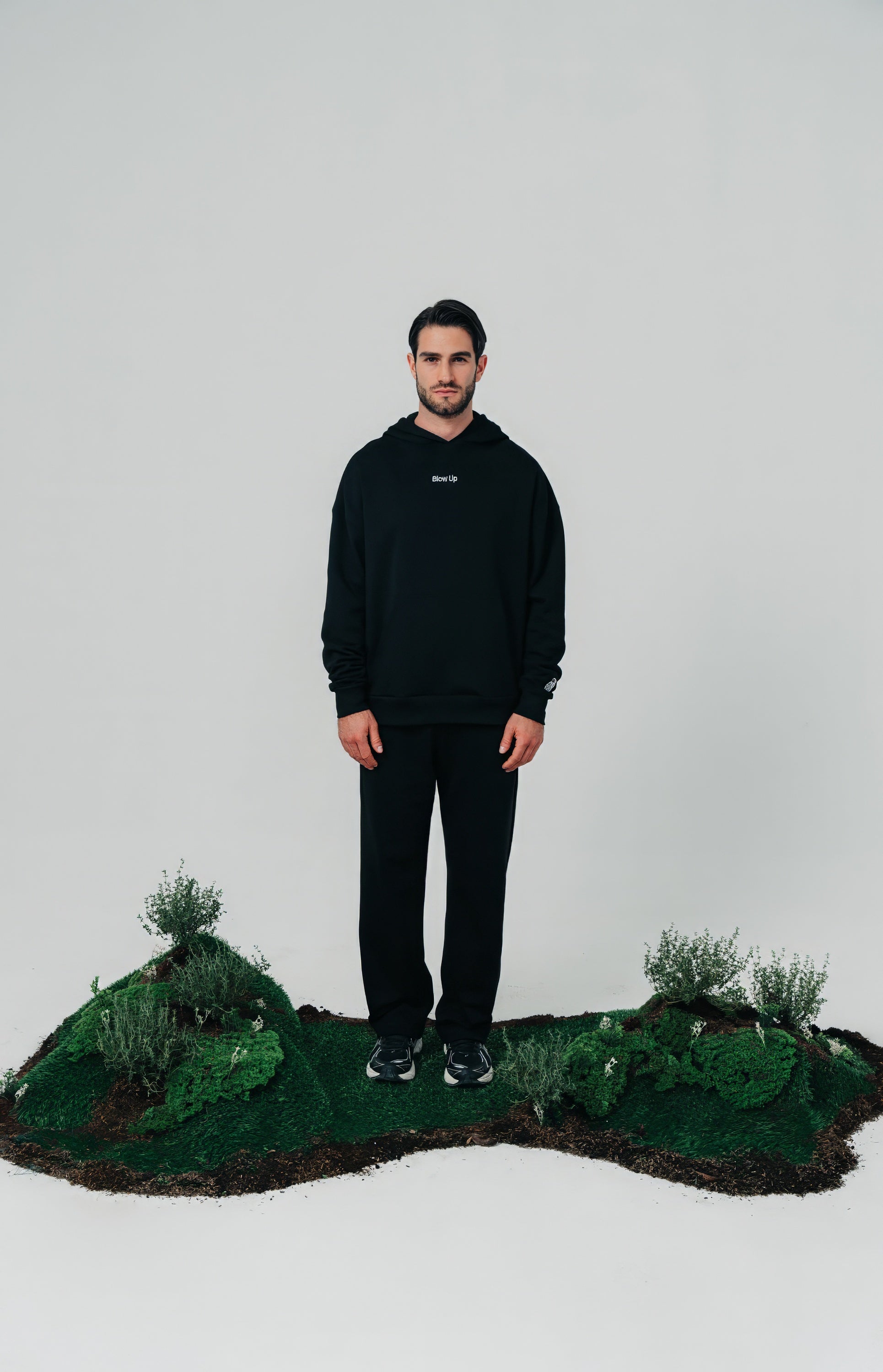 B33-1100 - BLACK HOODIE