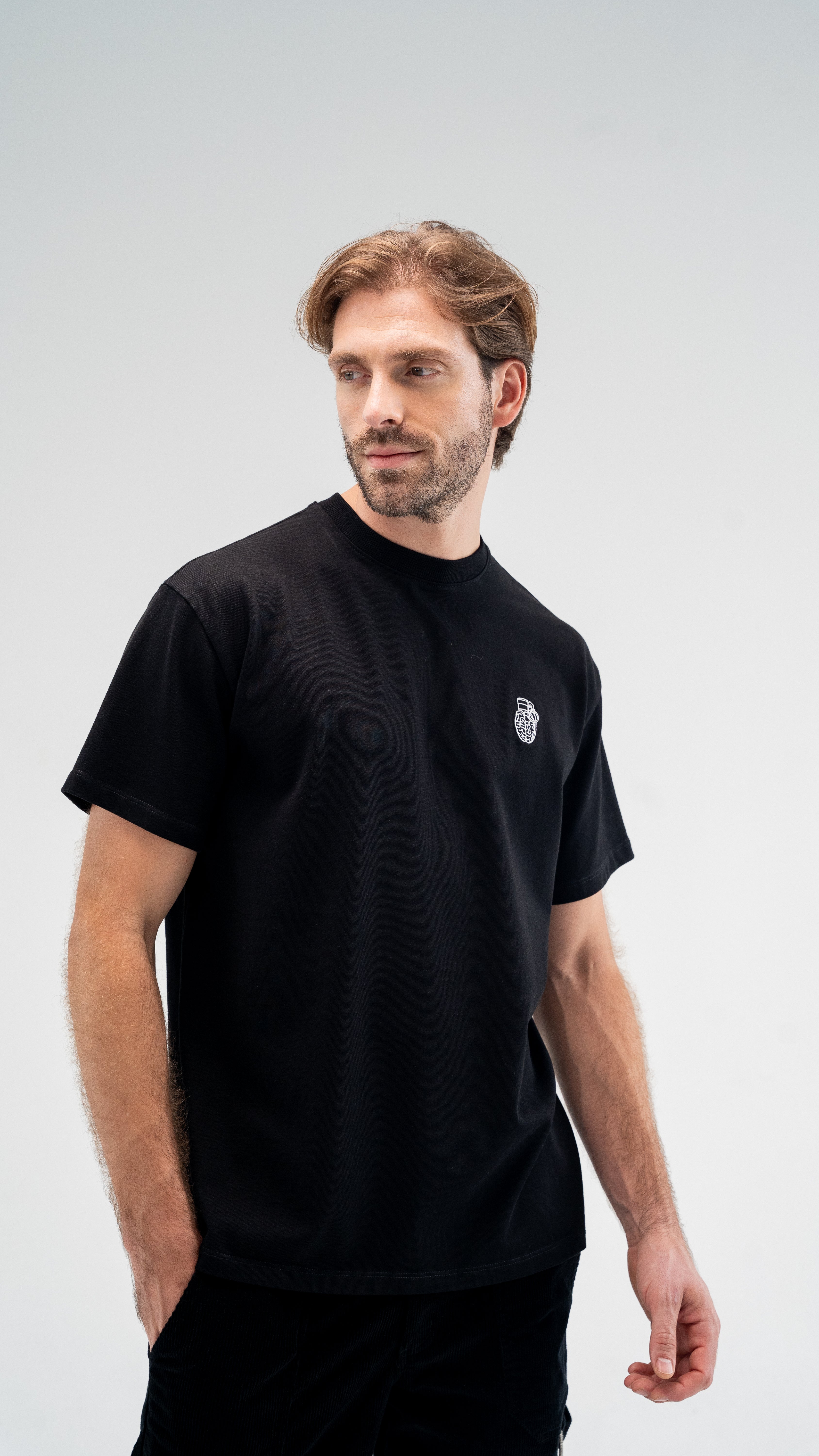 CLF8-1100 - BLACK CLASIC FIT T-SHIRT