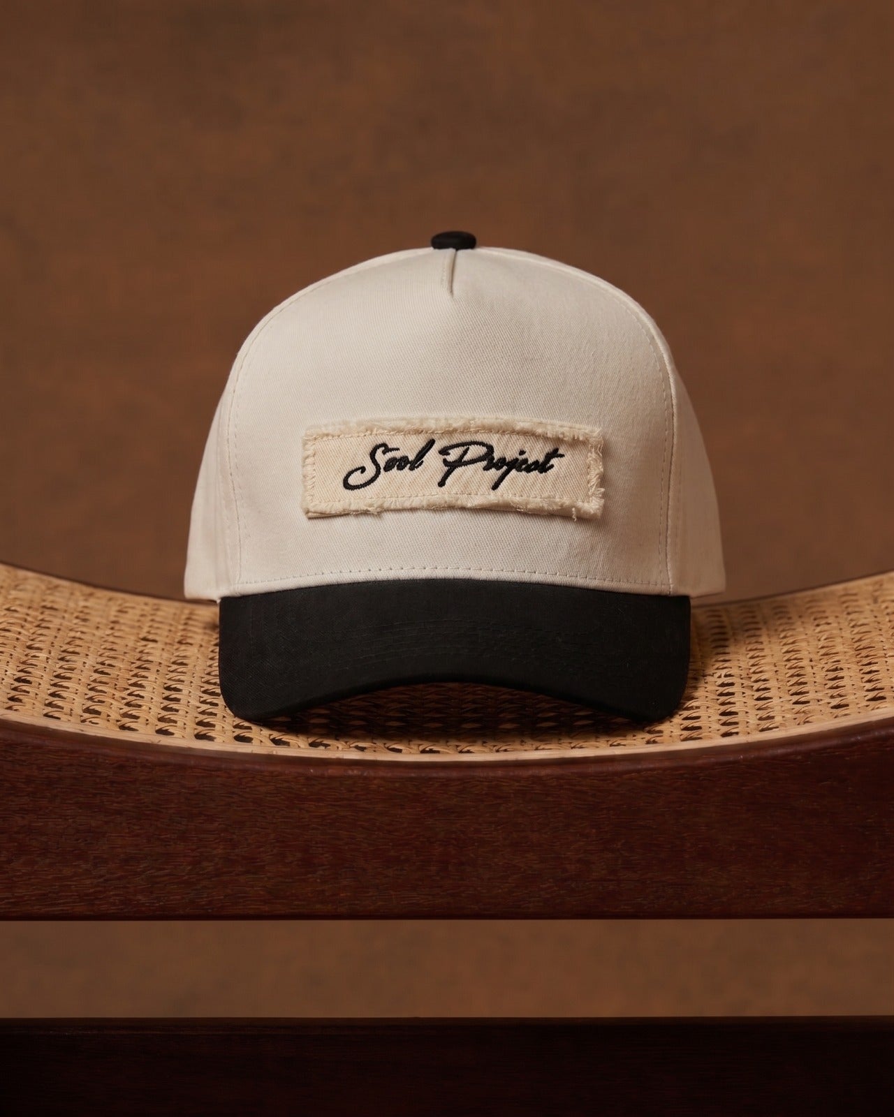 BOROUGS 034 - GORRA BEIGE Y NEGRO/PARCHE